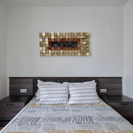 Private 1-bd With Balcony In By Flat Mаnаger 스베티 블라스