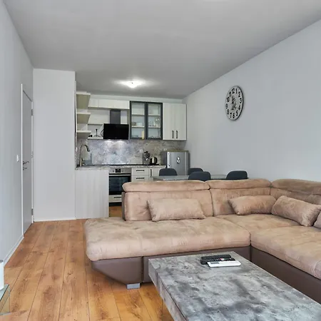 Private 1-bd With Balcony In By Flat Mаnаger 아파트 *