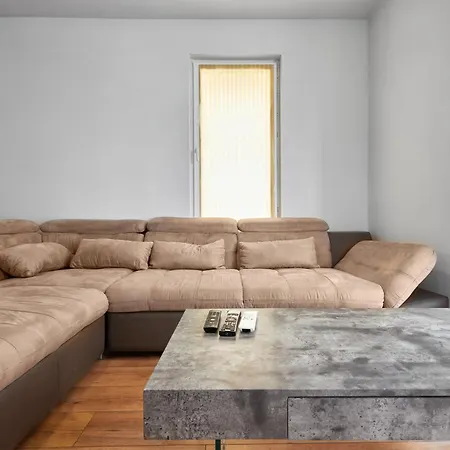 Private 1-bd With Balcony In By Flat Mаnаger 아파트